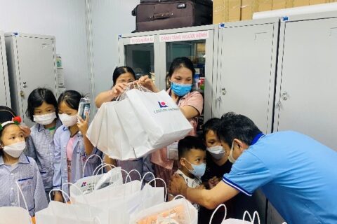Logitem Việt Nam tặng quà cho bệnh nhi tại Viện Huyết học-Truyền máu Trung ương